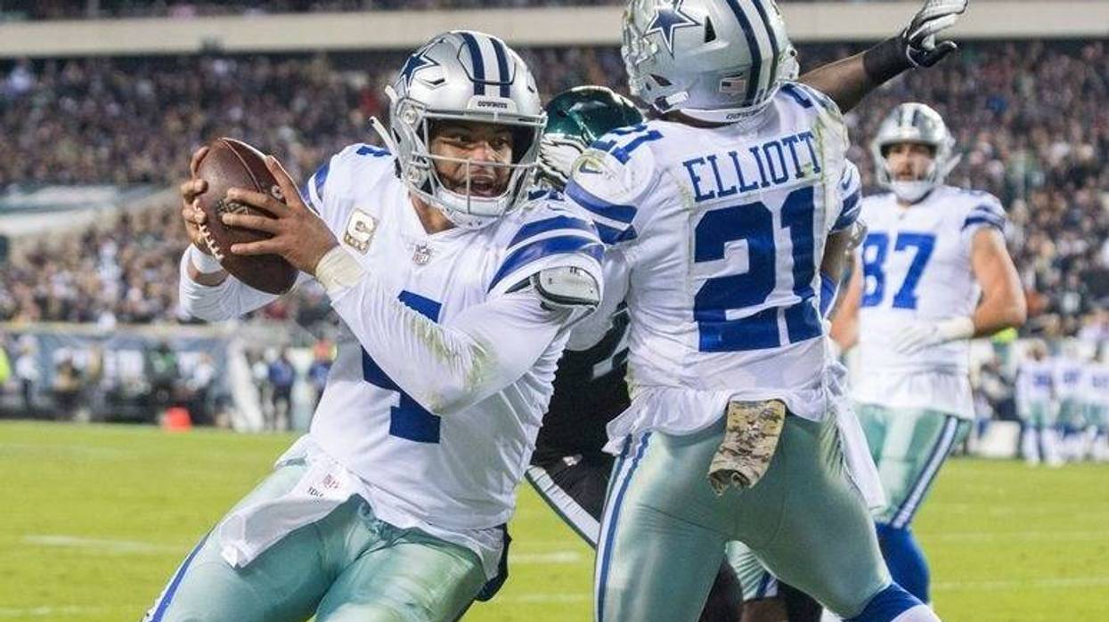 Cowboys quarterback Dak Prescott (4) carries the ball alongside Zeke Elliot (21)
