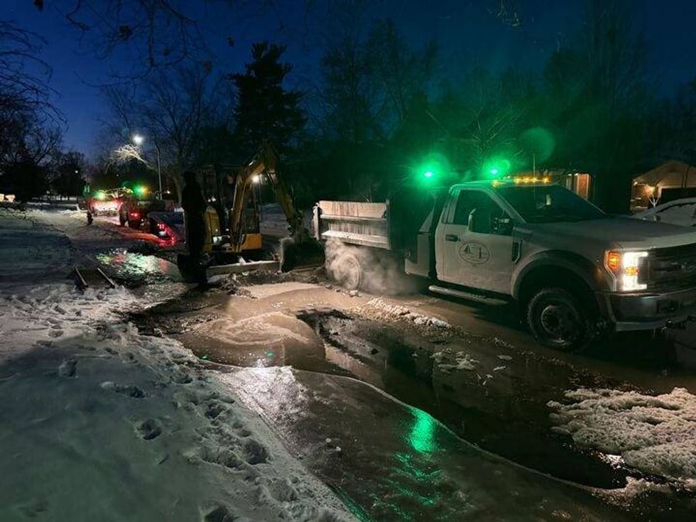 Crews at site of water main break in Grosse Pointe Park