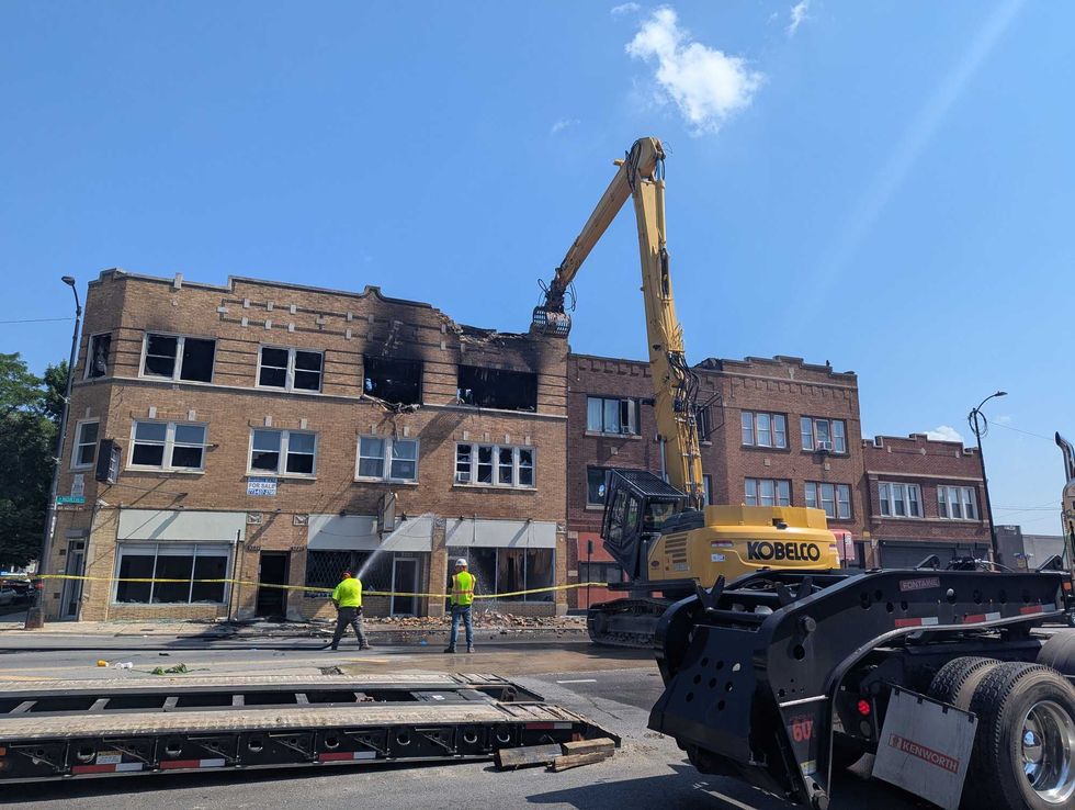 Crews start to demolish part of Austin apartment building that caught fire