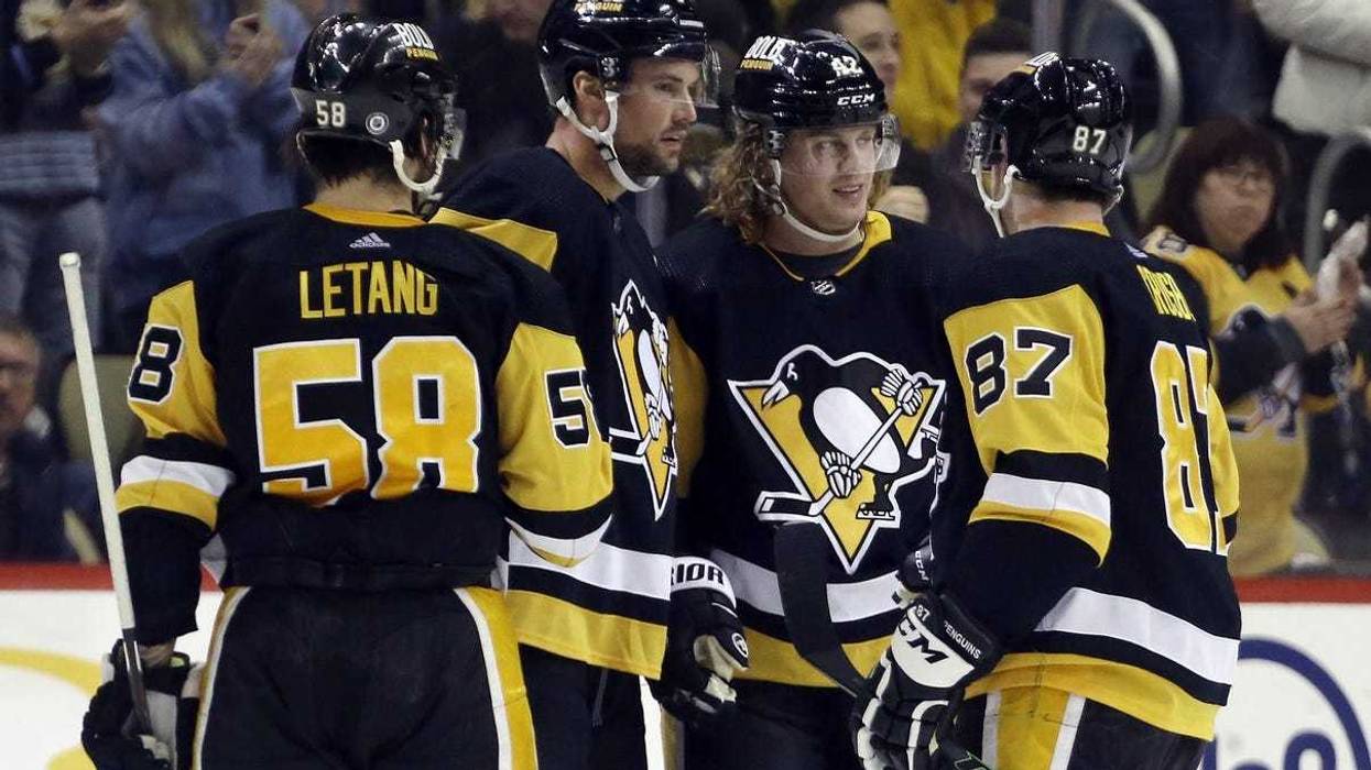 Crosby Letang Dumoulin and Kapanen in huddle
