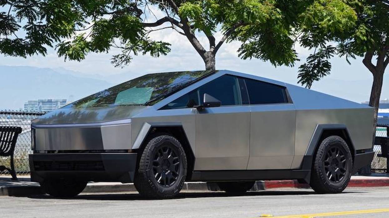 North Texas man intentionally drives Cybertruck into Grapevine Lake to test its “wade mode”