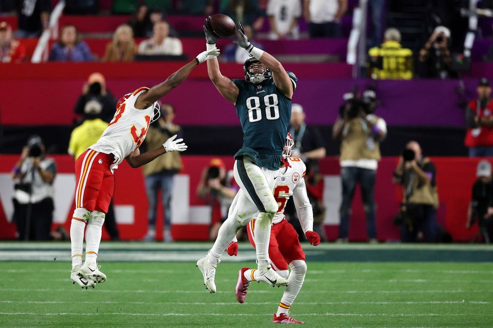 Dallas Goedert of the Philadelphia Eagles reaches for a catch against L