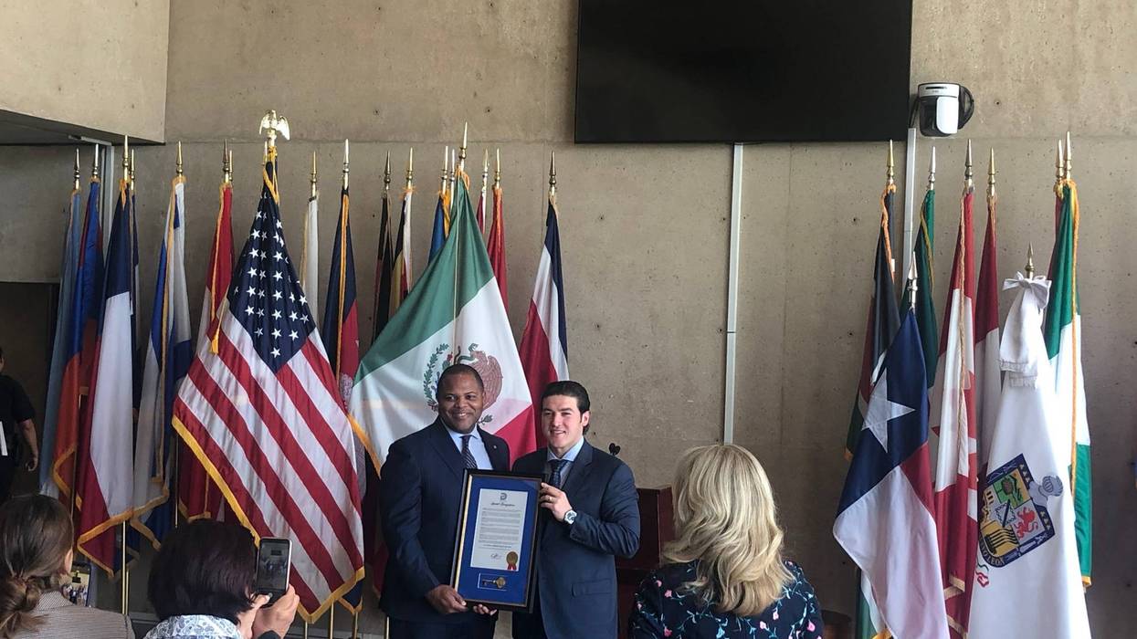 Dallas mayor presents key to the city to Nuevo Leon governor