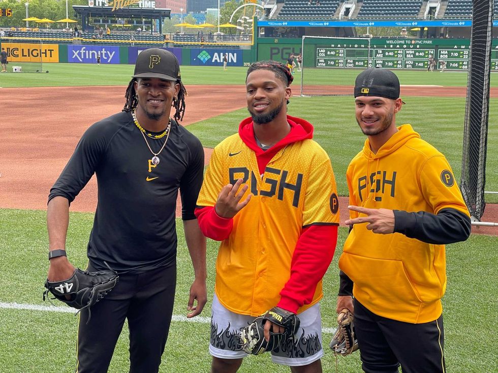 Damar Hamlin posing w Pirates players