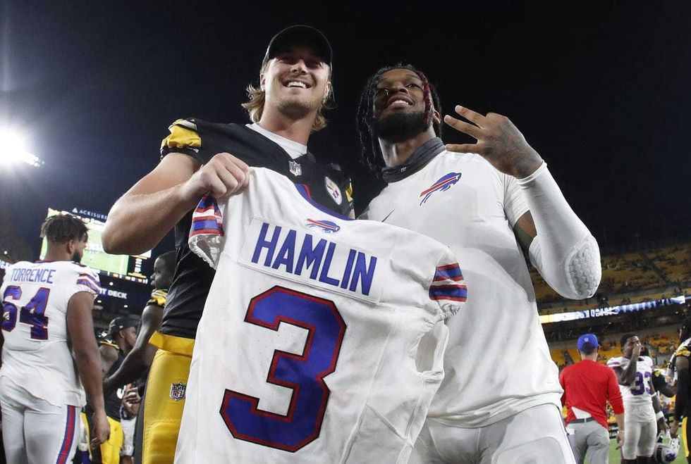 Damar Hamlin swapping jersey with Kenny Pickett