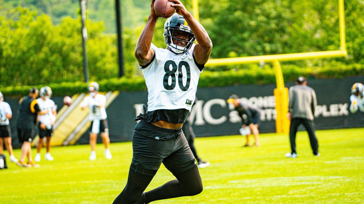 Darnell Washington catching a pass in practice