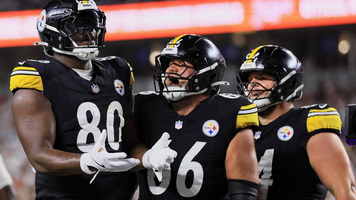 Darnell Washington with the offensive line