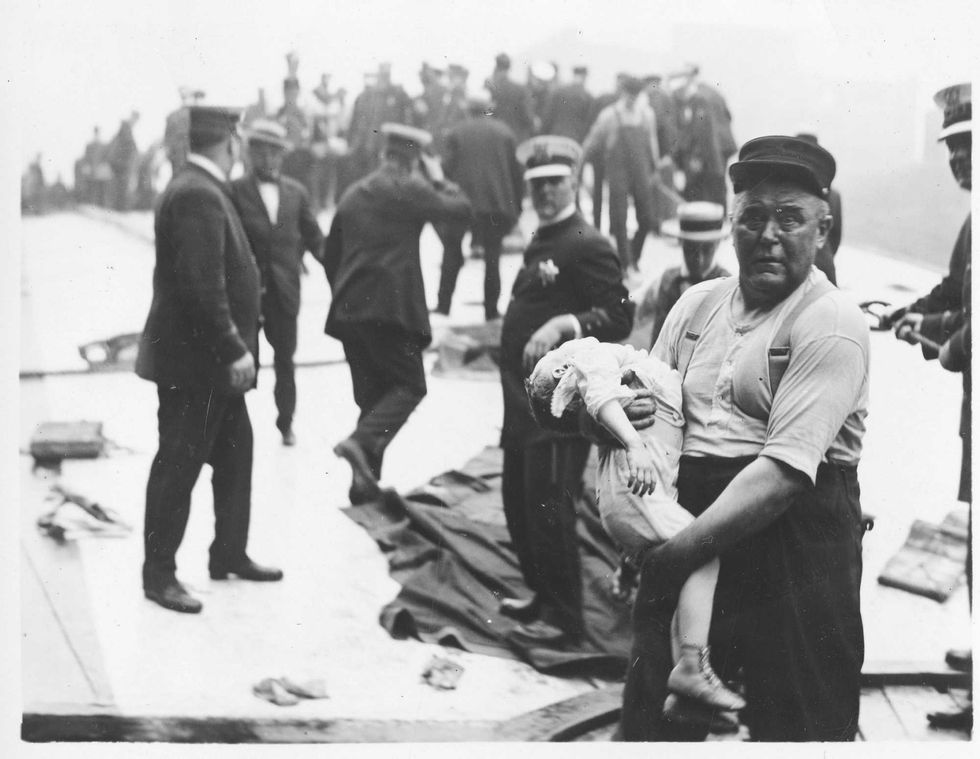 Dead child held by fireman at Eastland site