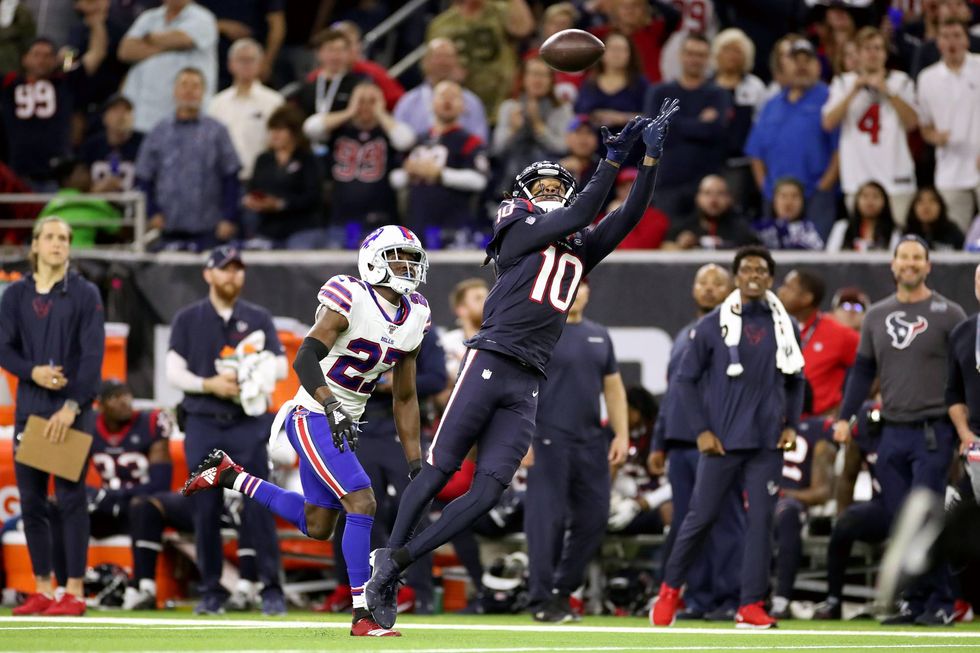 DeAndre Hopkins extends for the catch