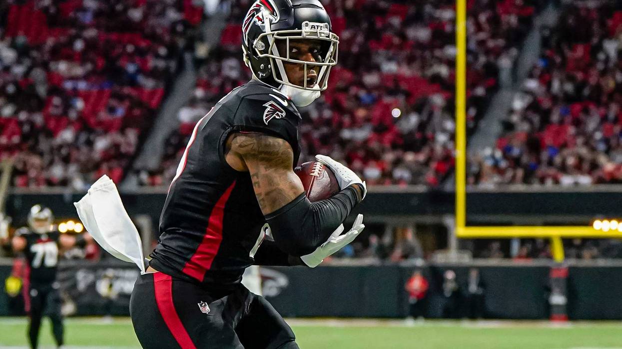 Dec 24, 2023; Atlanta, Georgia, USA; Atlanta Falcons tight end Kyle Pitts (8) catches a touchdown pass against the Indianapolis Colts during the first quarter at Mercedes-Benz Stadium. Mandatory Credit: Dale Zanine-USA TODAY Sports