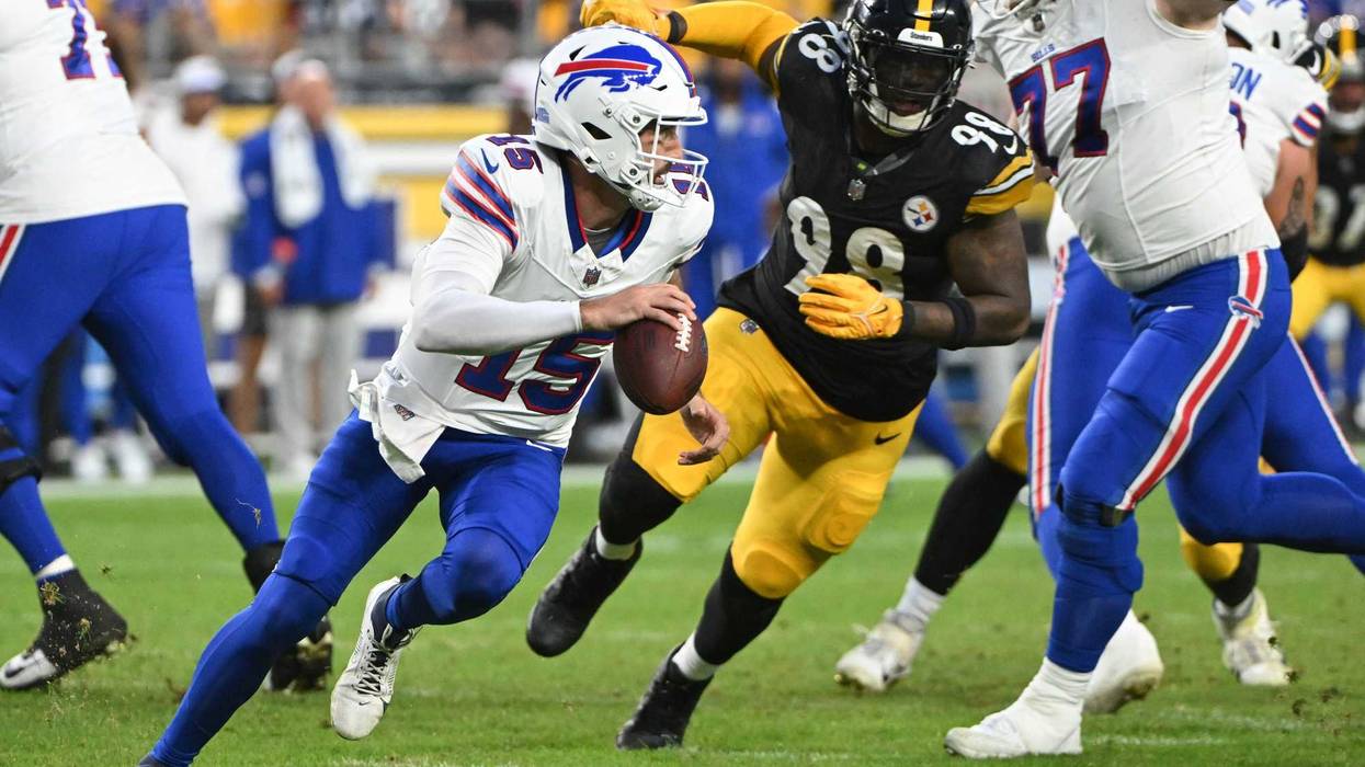 DeMarvin Leal chasing down Bills QB