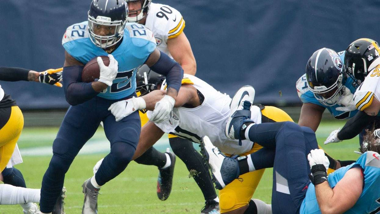 Derrick Henry runs vs Steelers