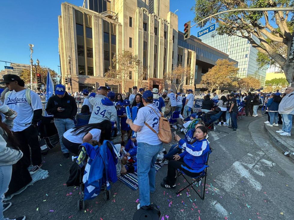 dodgers fans waiting for aprade