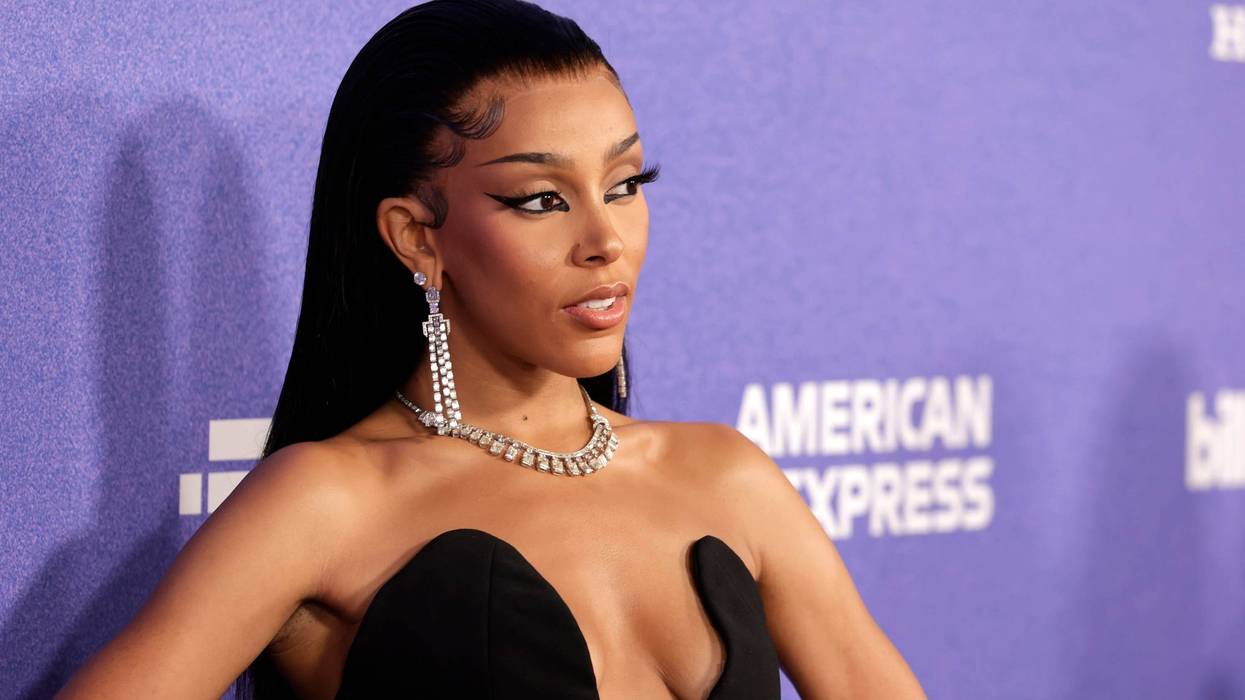 Doja cat posing at awards show