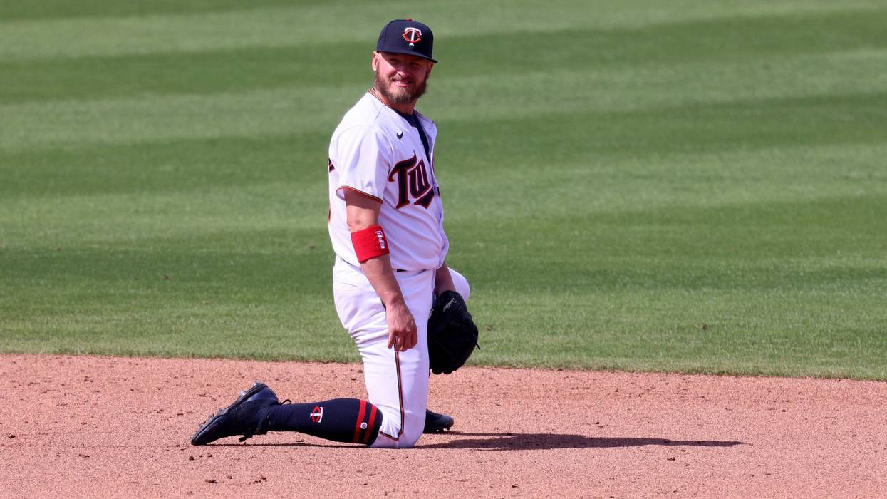 Donaldson hurt in first inning of Twins season opener