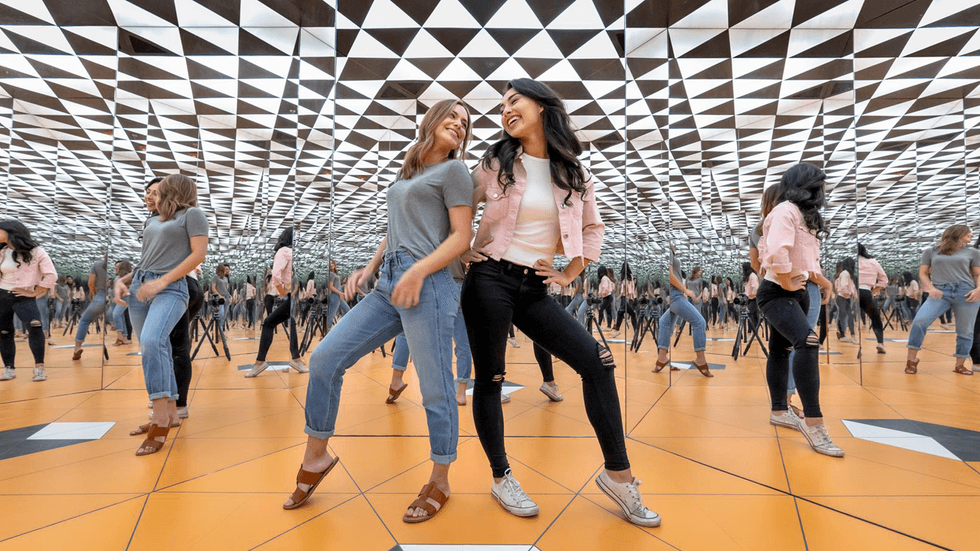 Dos mujeres en un cuarto con varios espejos