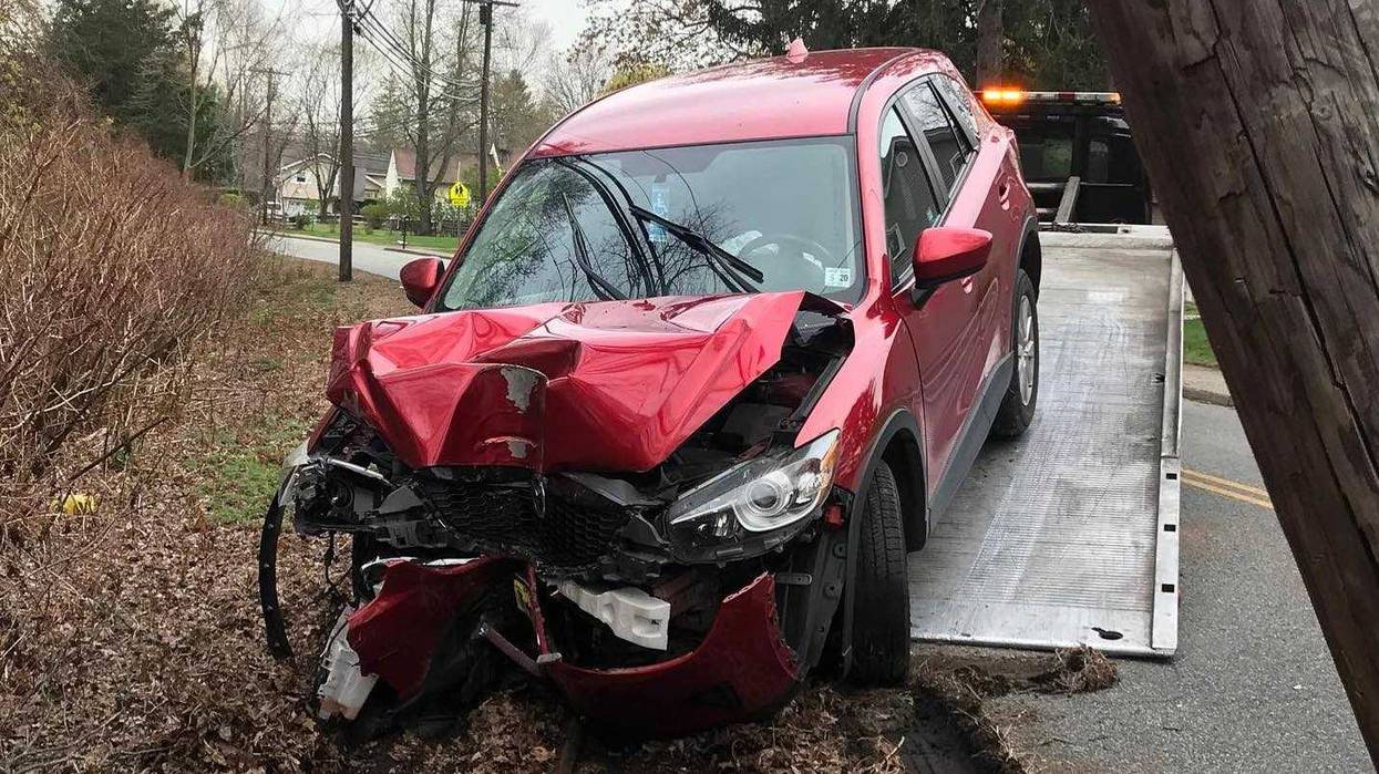 Driver in N95 mask crashes