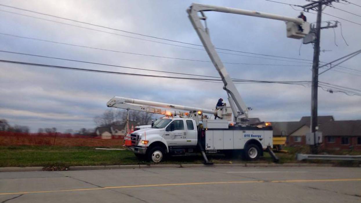 DTE works on power lines in Warren