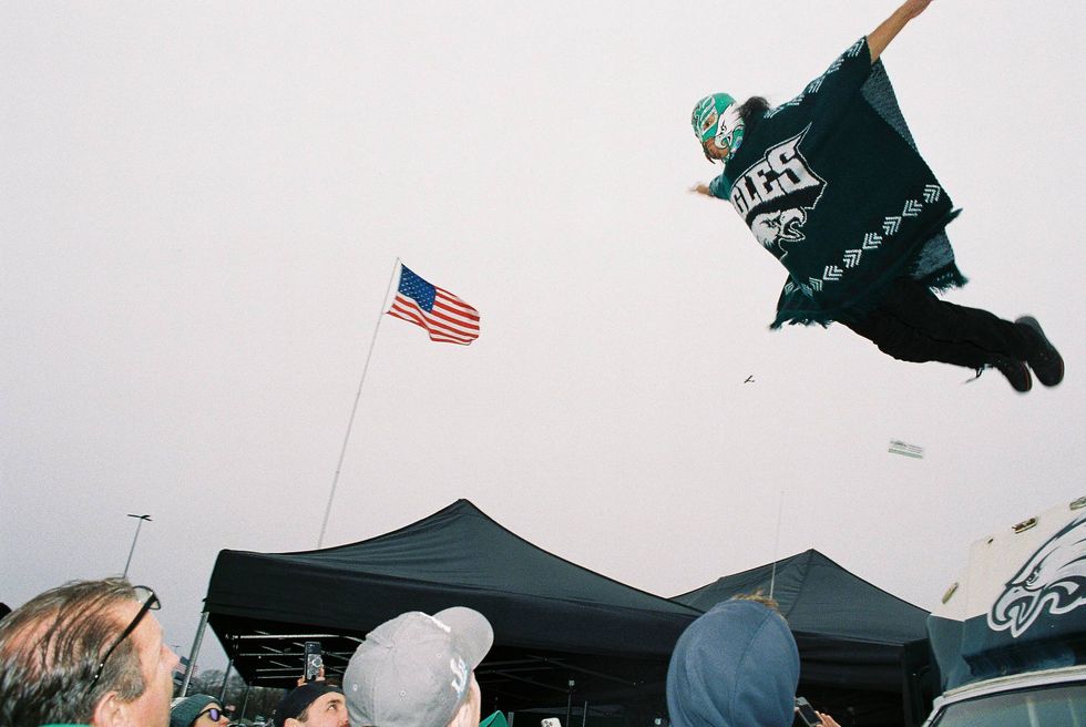 Eagles fan dives into crowd during tailgate
