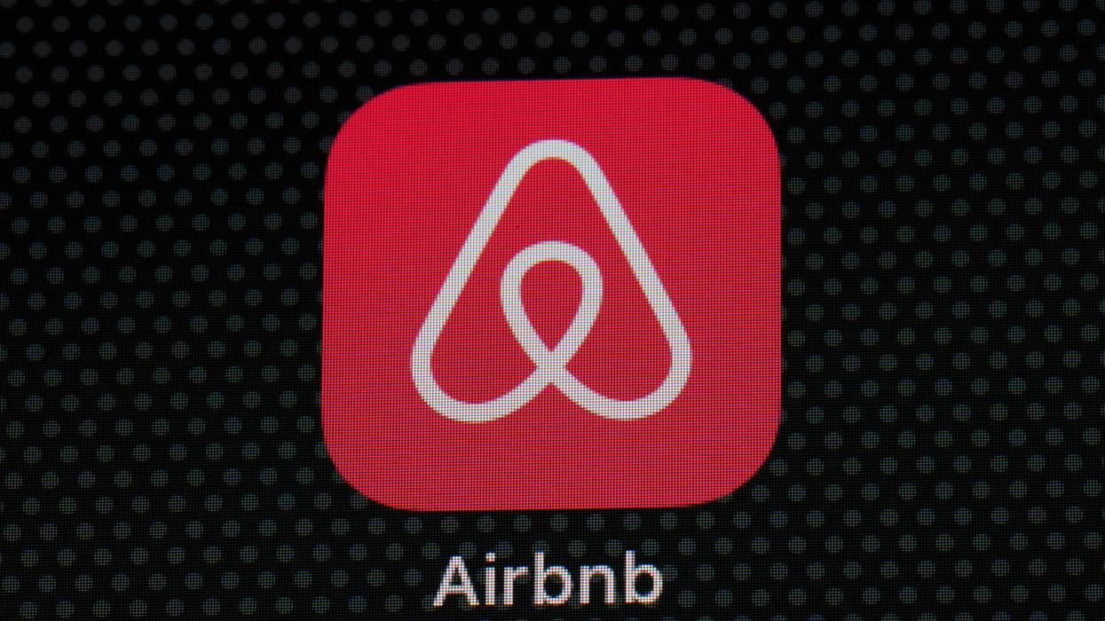 Earns Airbnb