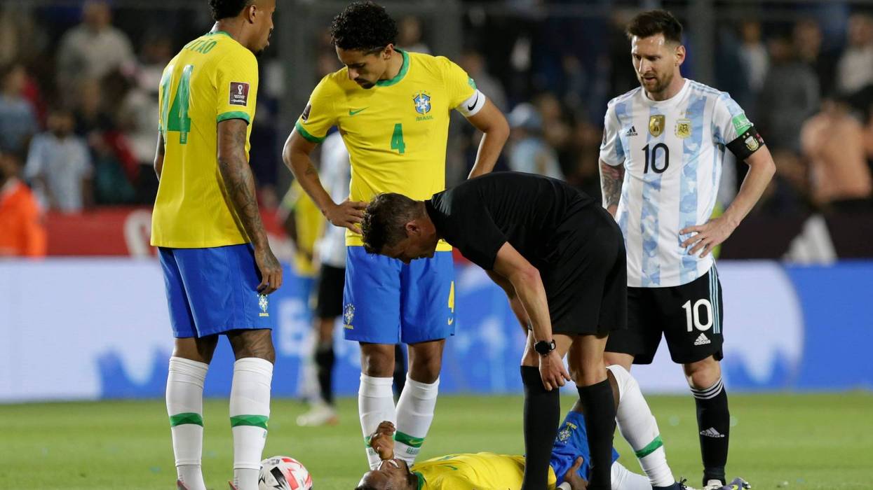El árbitro Andrés Cunha ayuda a Fred de Brasil después de lesionarse durante un partido entre Argentina y Brasil como parte de los Clasificatorios de la Copa Mundial de la FIFA Qatar 2022 en el Estadio San Juan del Bicentenario el 16 de noviembre de 2021 en San Juan, Argentina.