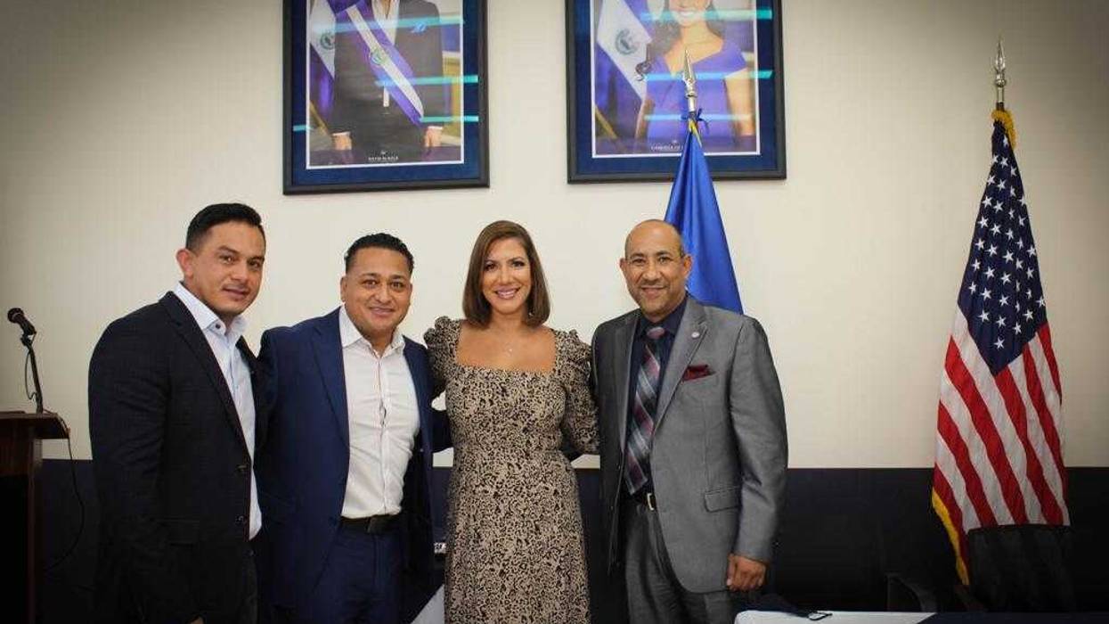 El Meneo recibe reconocimiento de el consulado de El Salvador