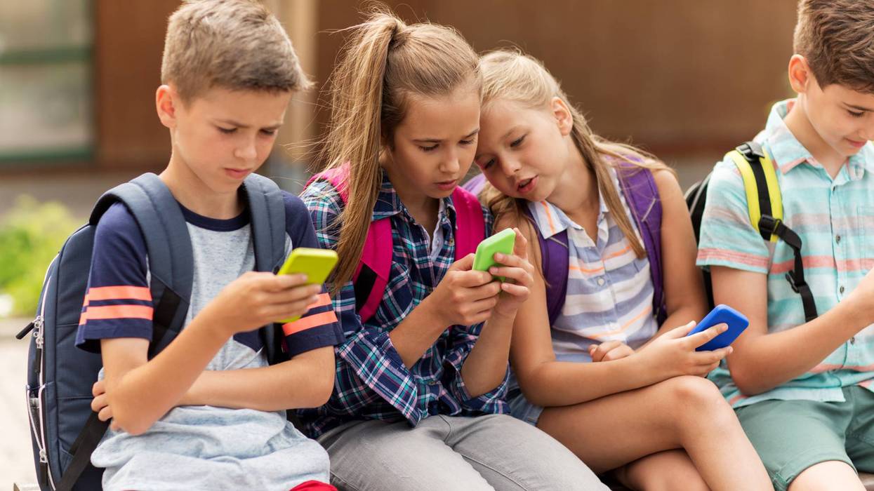 elementary school students with smartphones