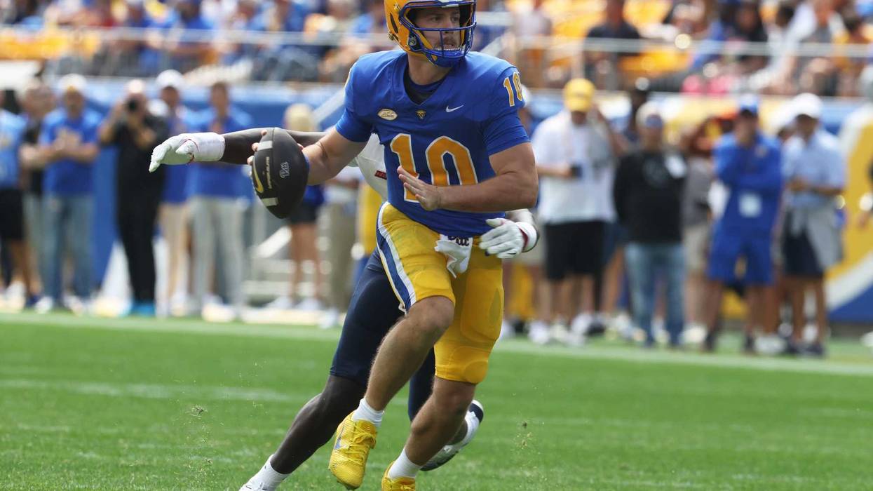 Eli Holstein running for Pitt