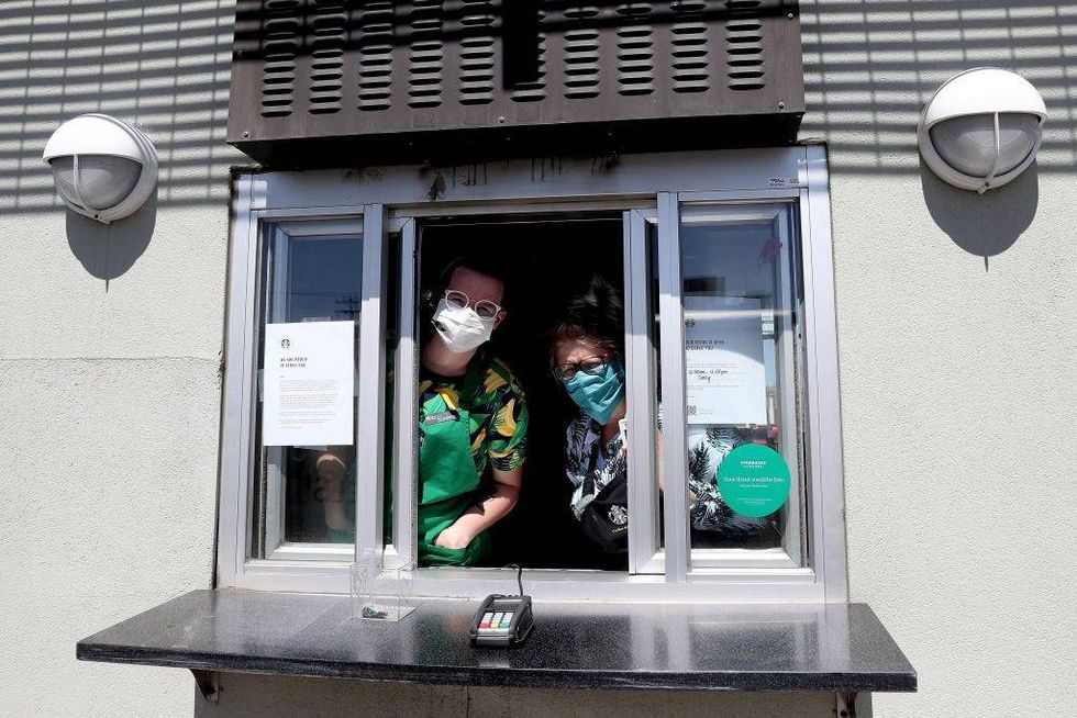 empleados de Starbucks con mascarillas