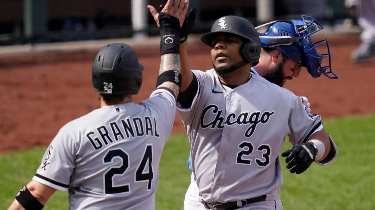 Encarnación homers, White Sox finish 4-game sweep of Royals