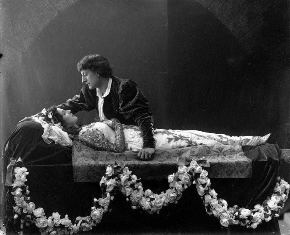 English actress Mrs Patrick Campbell (1865-1940) as Juliet being mourned by Johnston Forbes-Robertson (1853-1937) as Romeo, in a production of Shakespeare