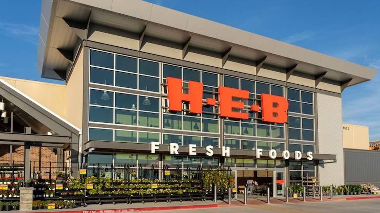 Mother-to-be-from Texas holds maternity photo shoot at H-E-B