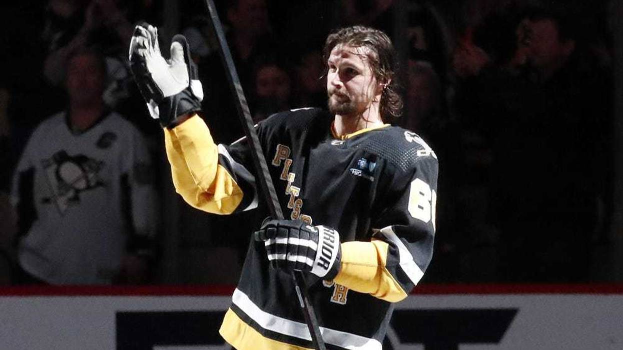 Erik Karlsson saluting