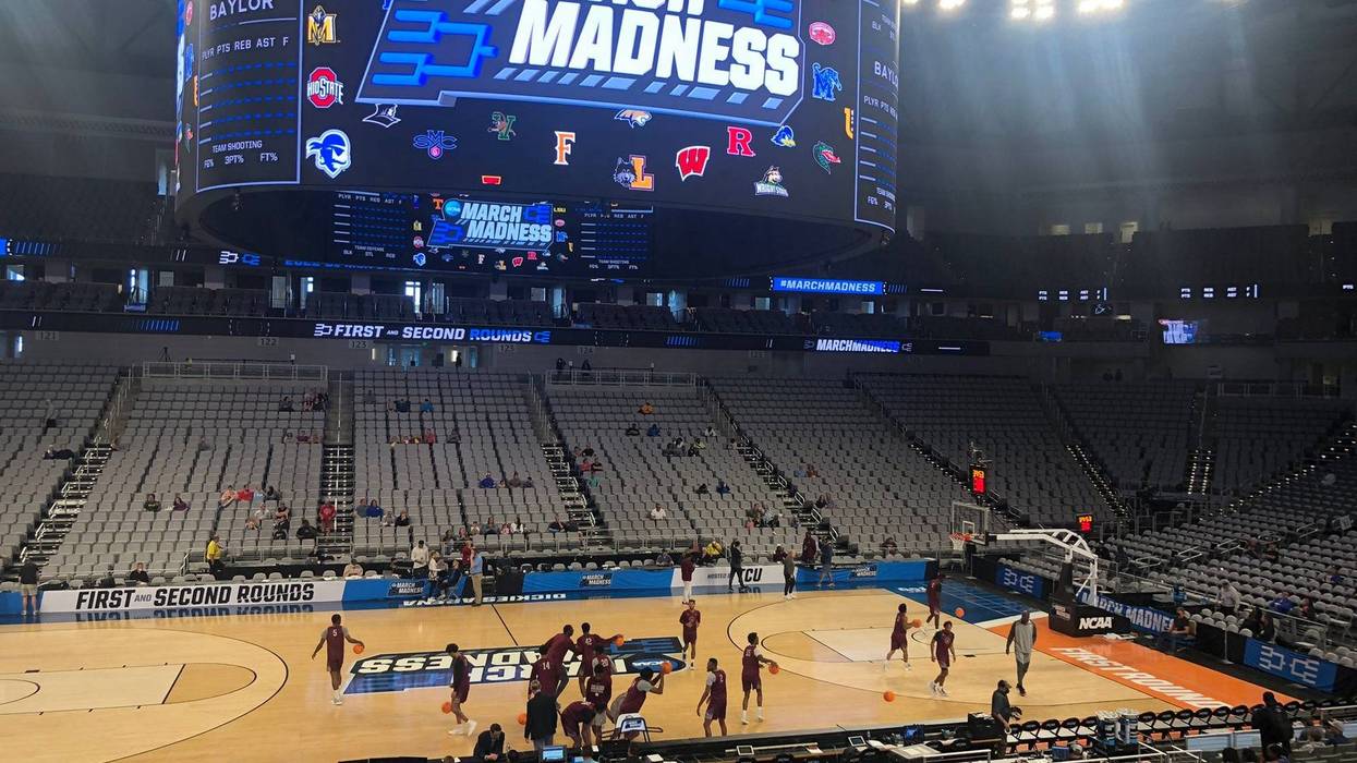 Fans arrive in Fort Worth for NCAA Tournament