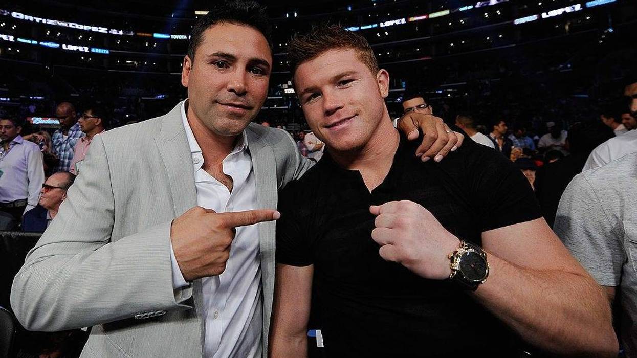 Former boxer turned boxing promoter Oscar De La Hoya (L) and Mexican boxer Canelo Alvarez pose
