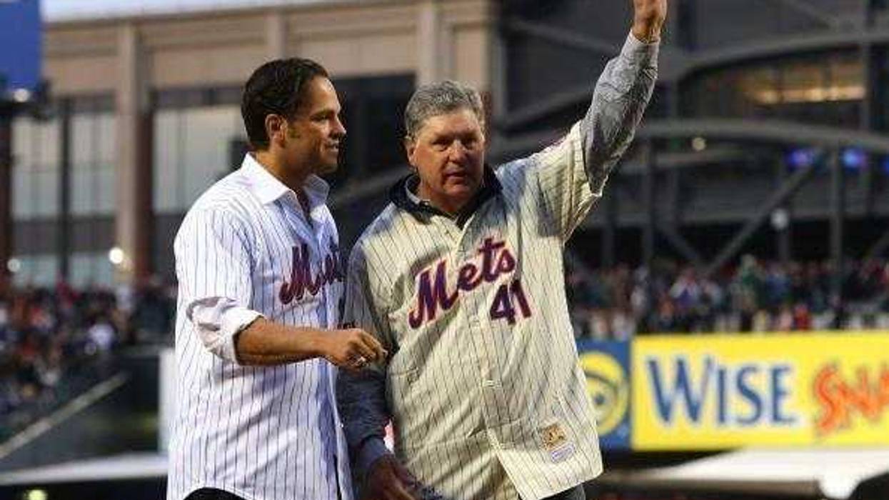 Former Mets players Tom Seaver and Mike Piazza greet fans before throwing out the first pitch