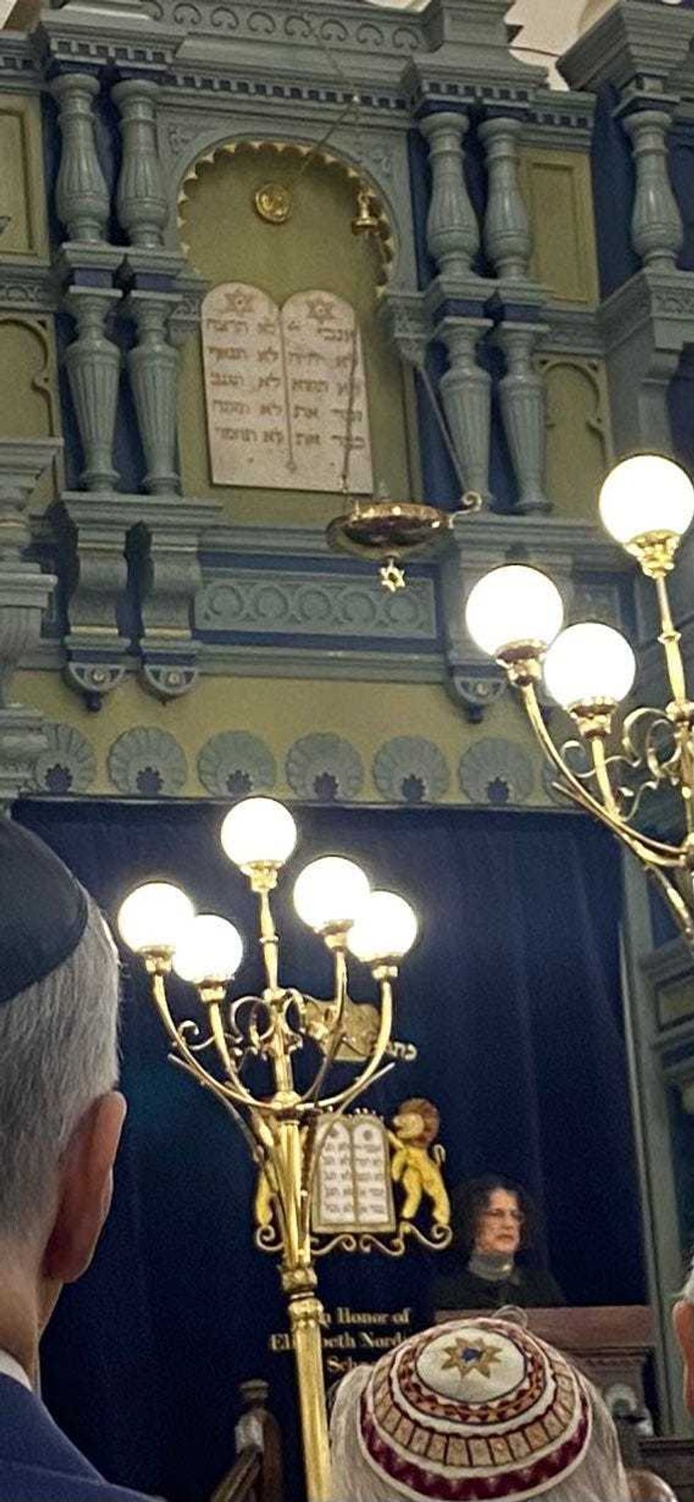 Freed hostage Shoshan Haran speaks at the Park East Synagogue on Manhattan