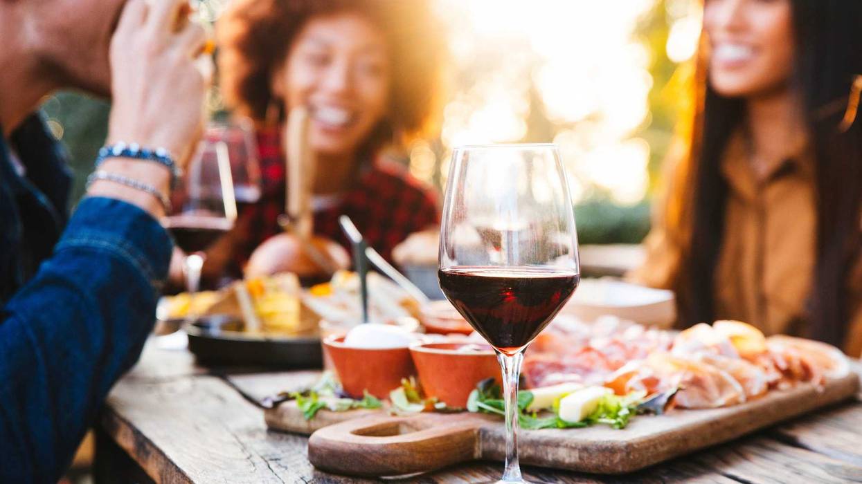 Friends out to eat with no masks.