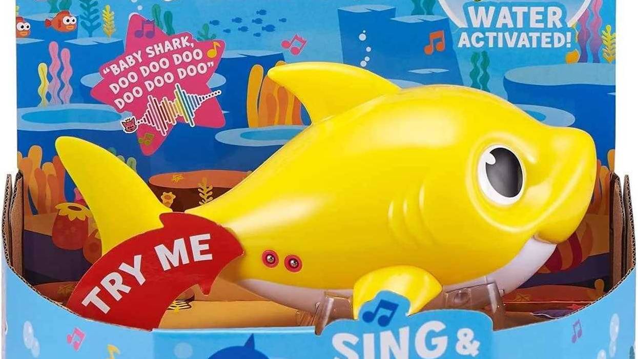 Full-size Robo Alive Junior Baby Shark Sing Swim Bath Toy.