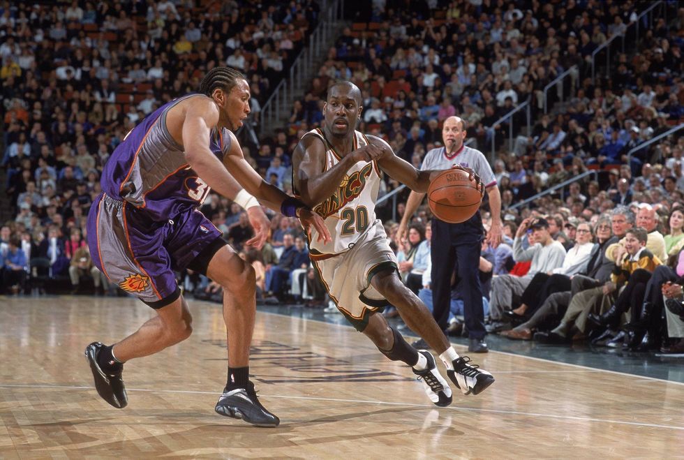Gary Payton drives to elude Suns defender Shawn Marion