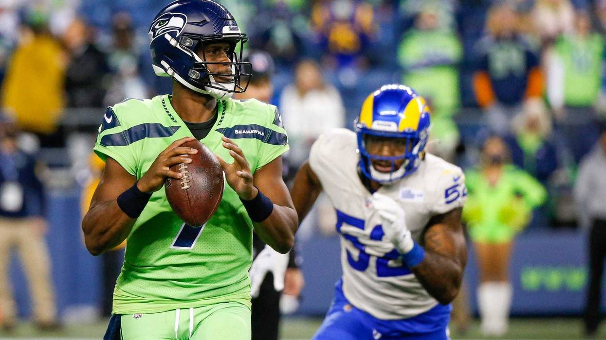 Geno Smith about to throw vs Rams