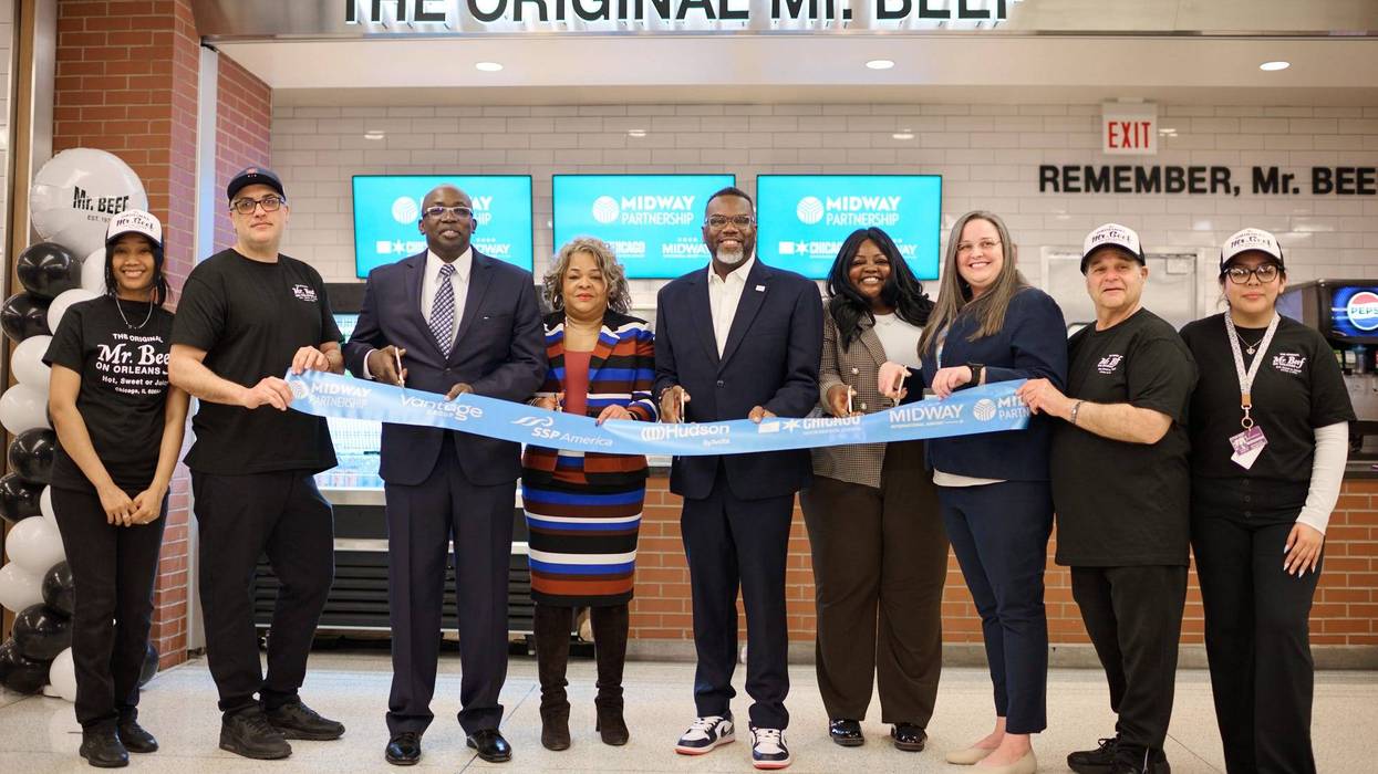 George Mboya, Tracey Payne, Mayor Brandon Johnson & Mr. Beef staff cut the ribbon on Midway location