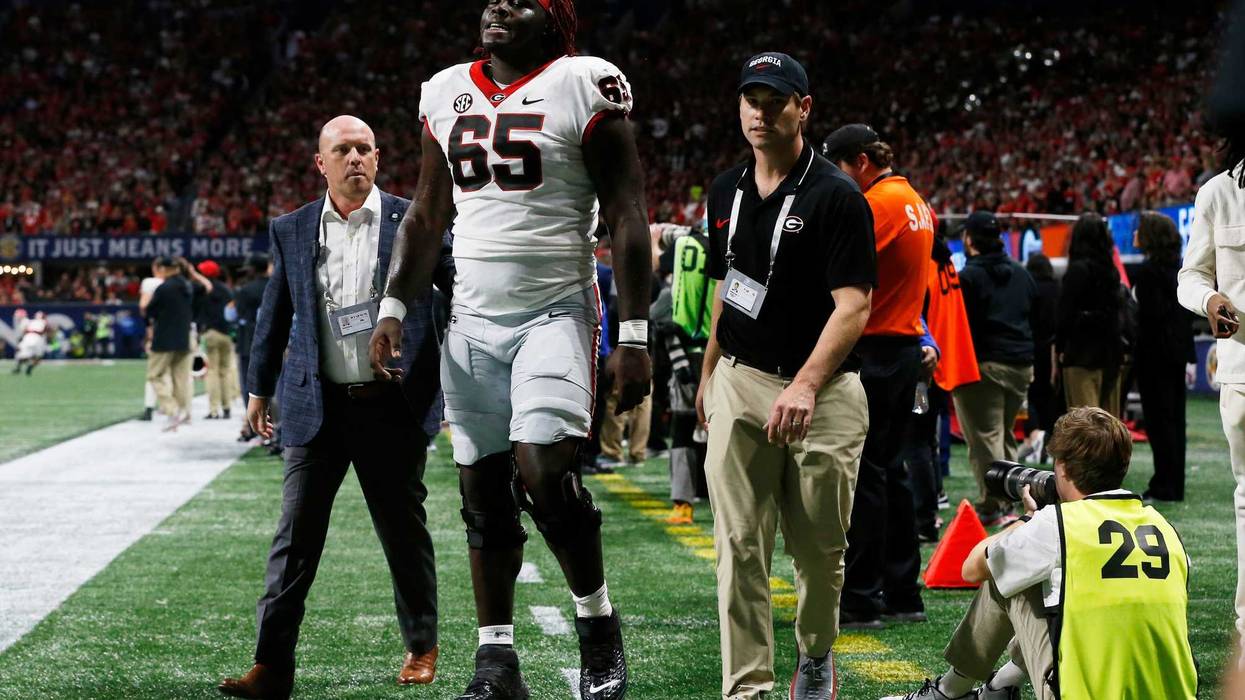 Georgia OL Amarius Mims leaves the field with an injury