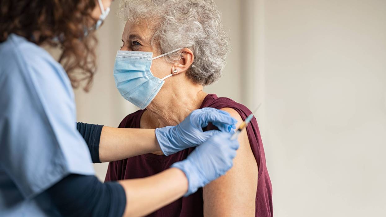 Glitches with COVID vaccine registration for elderly reported at United Center