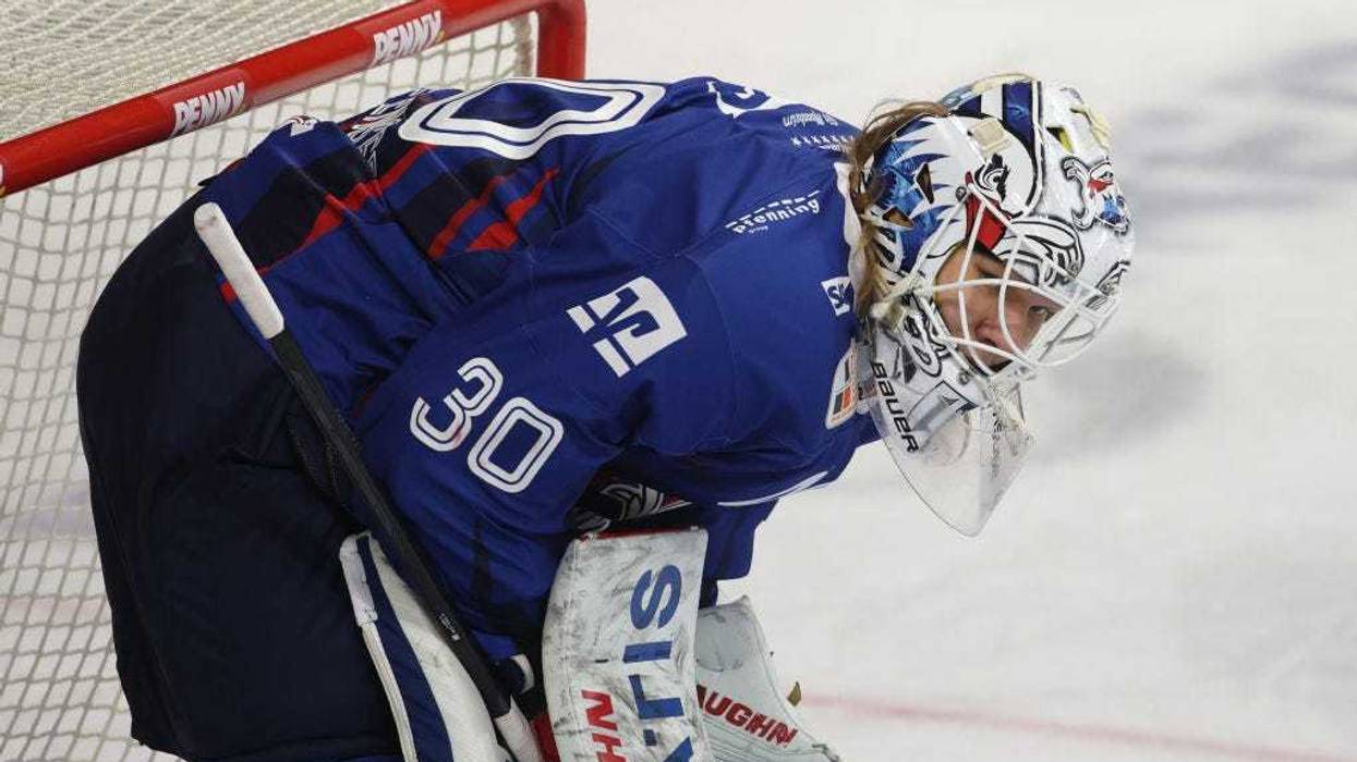 Goalkeeper Arno Tiefensee of Adler Mannheim