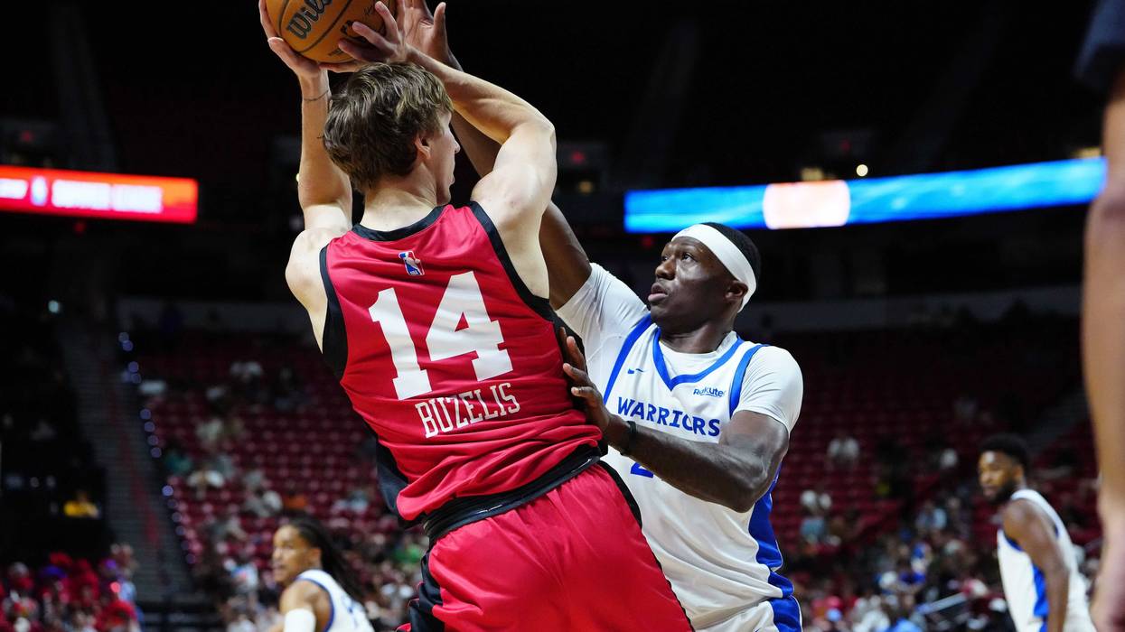Golden State Warriors guard Daeqwon Plowden (29) defends against a shot attempt by Chicago Bulls forward Matas Buzelis (14) during the first quarter at Thomas & Mack Center.