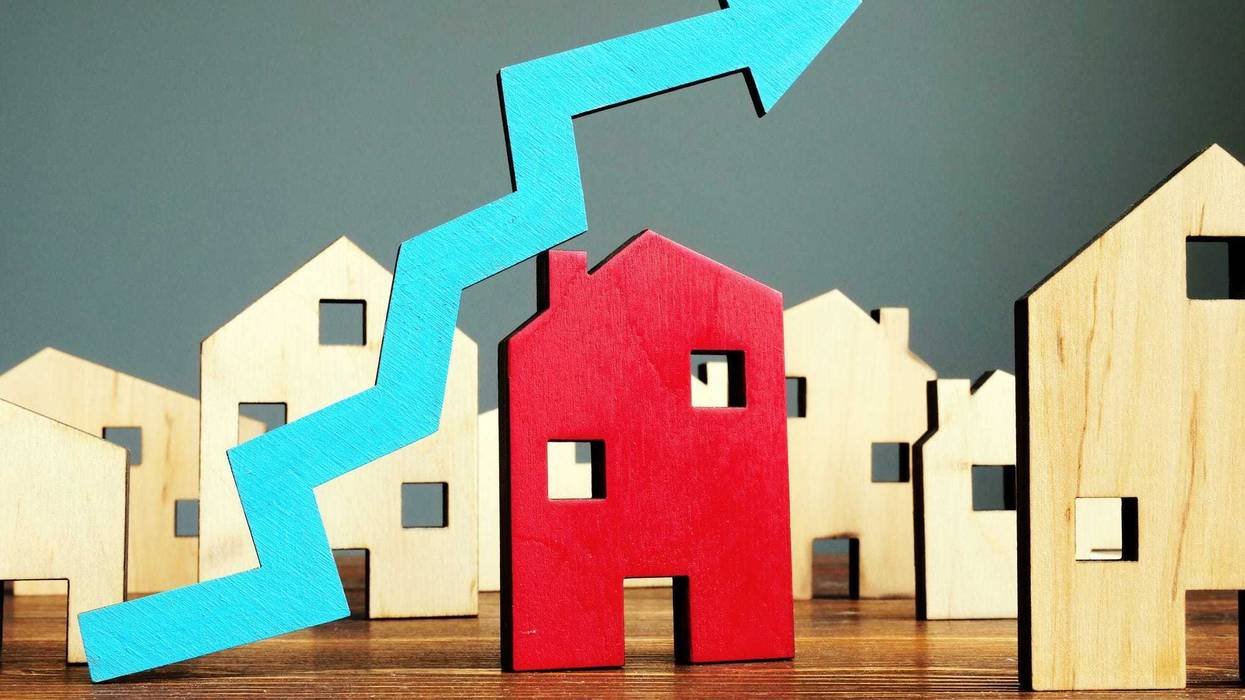 Graphic depicting rising mortgage rates.