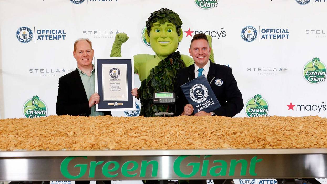 Green Giant sets a new GUINNESS WORLD RECORDS title by cooking a 1,009 lb. green bean casserole that will be served to 3,000 New Yorkers in need through Citymeals on Wheels.