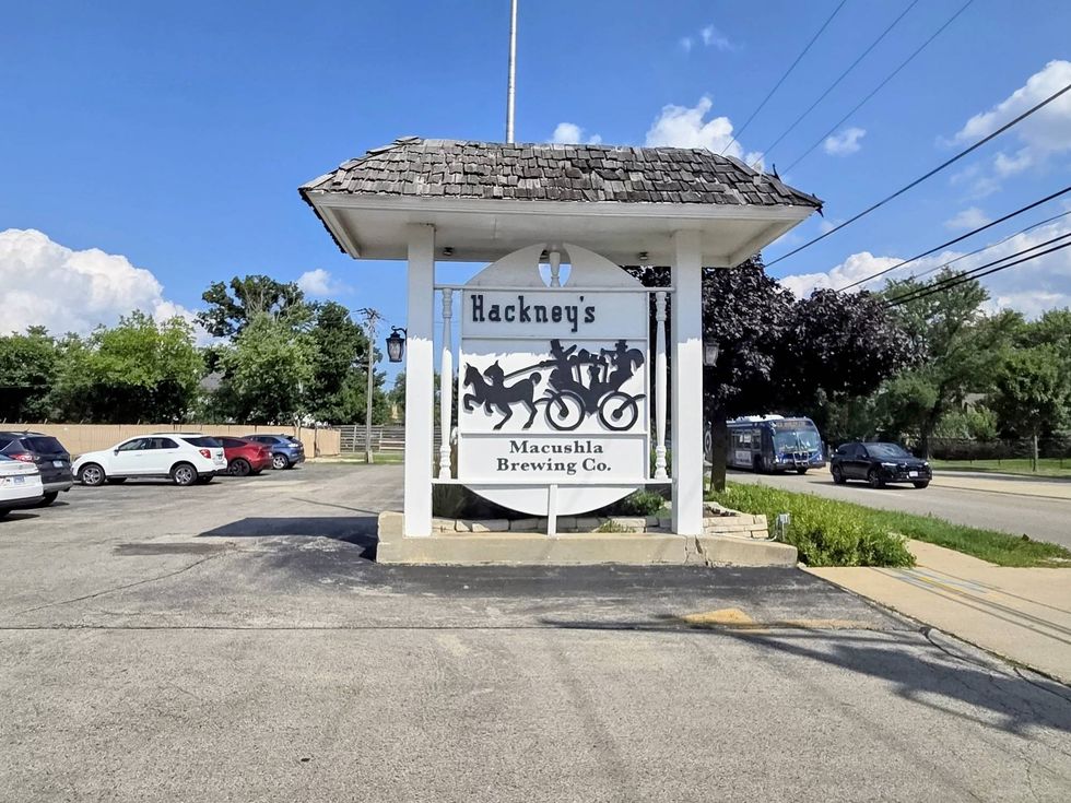 Fans order last burgers at Hackney’s on Lake before closure