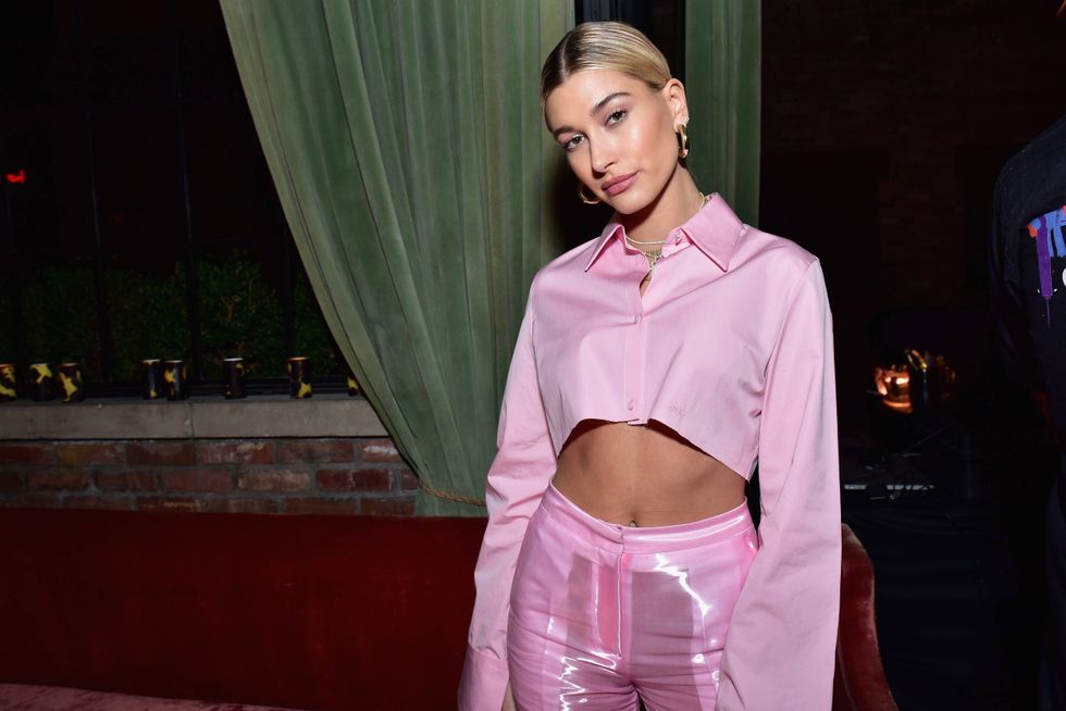 Hailey Bieber flaunts ‘bikini body’ in joke t-shirt while getting a makeover